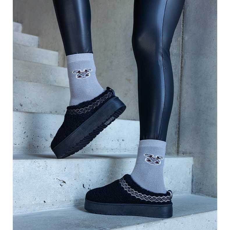 Fekete platform hócsizma alacsony felsőrésszel és hímzett Greene mintával 1 Fekete platform hócsizma alacsony felsőrésszel és hímzett Greene mintával 1