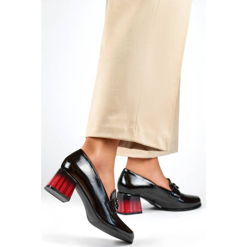 Női lakkcipő sarokdíszítéssel, fekete GD-FL479-B 1