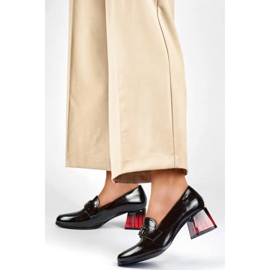 Női lakkcipő sarokdíszítéssel, fekete GD-FL479-B 2