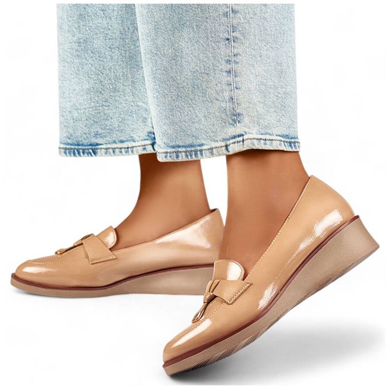 Női cipő, ékkel lakkozott, bézs 24-58266BE 1