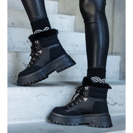 Fekete masszív, szőrmével ellátott platformcsizma az Estrada-tól 1