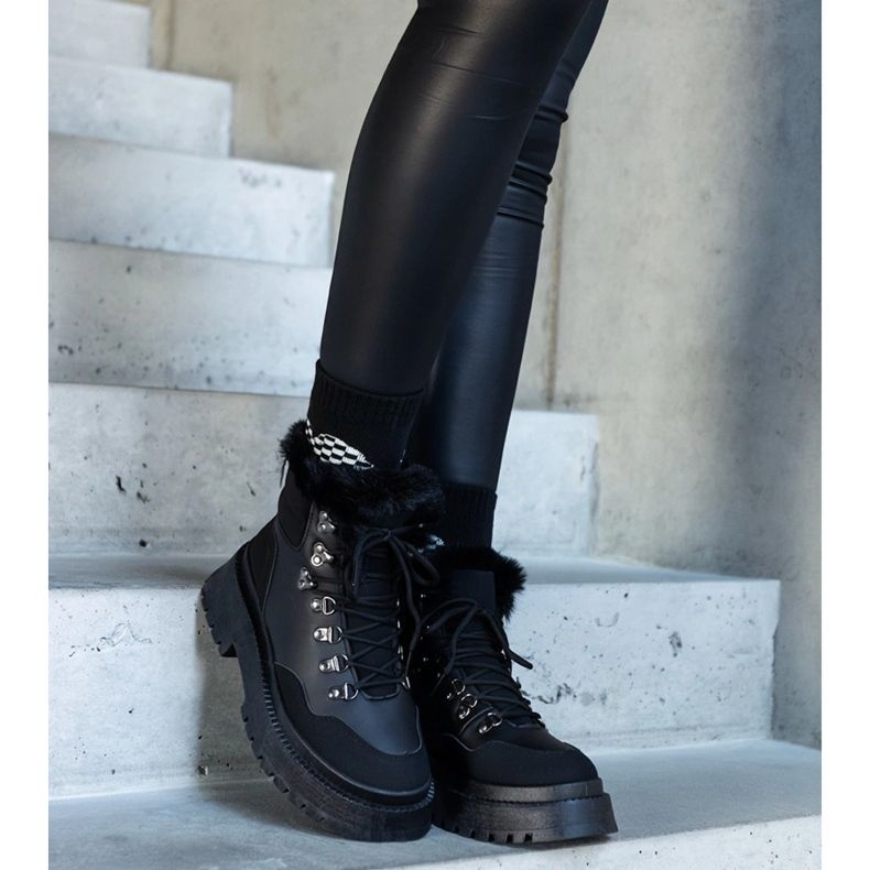Fekete masszív, szőrmével ellátott platformcsizma az Estrada-tól 2