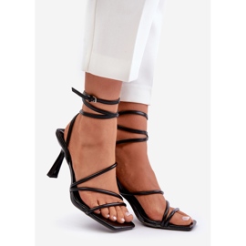 Stílusos magassarkú szandál pánttal Fekete Saredi 1 Stílusos magassarkú szandál pánttal Fekete Saredi 1