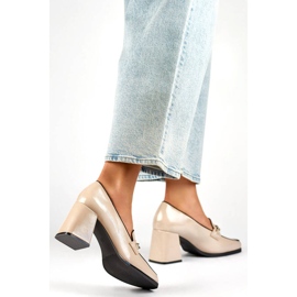 Bézs színű elegáns lakkcipő magas sarkúval 1