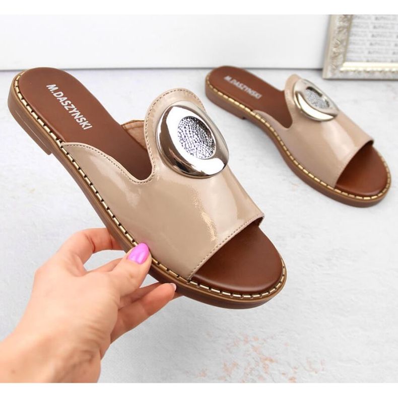 M.Daszyński W SAN34 bézs lakkpapucs 2