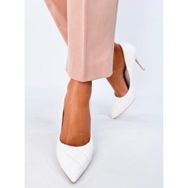 Fehér steppelt tűsarkú pumpák 1