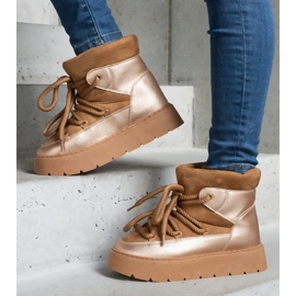 Barna női hócsizma az emelvényen, szőrmével szigetelve 1