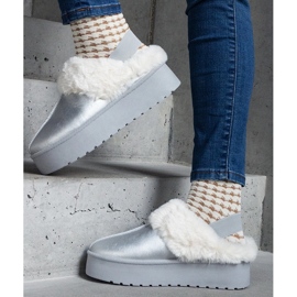 Szőrmével díszített ezüst platformú papucs, a saroknál gumiszalaggal 1