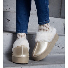 Szőrmével díszített arany platformpapucs, a saroknál gumiszalaggal aranysárga 2