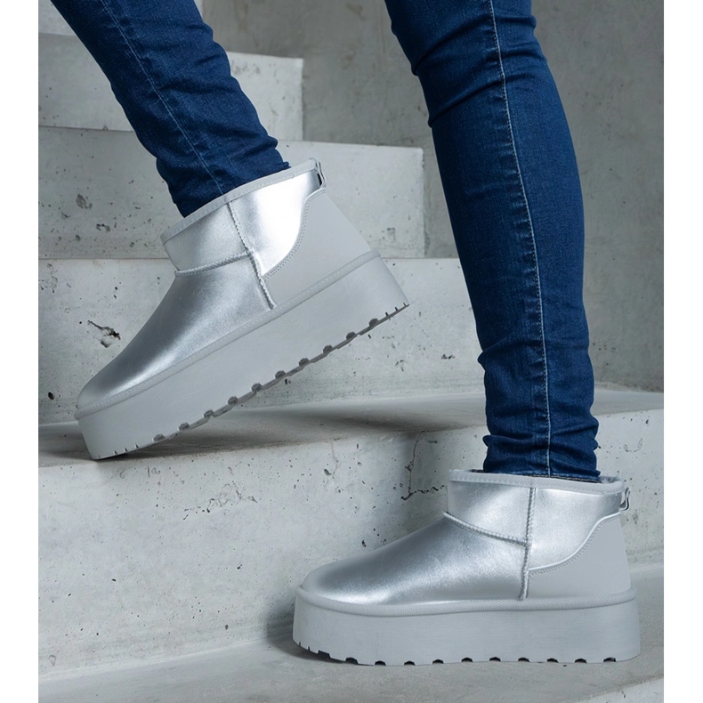 Ezüst alacsony havas csizma az emelvényen 1