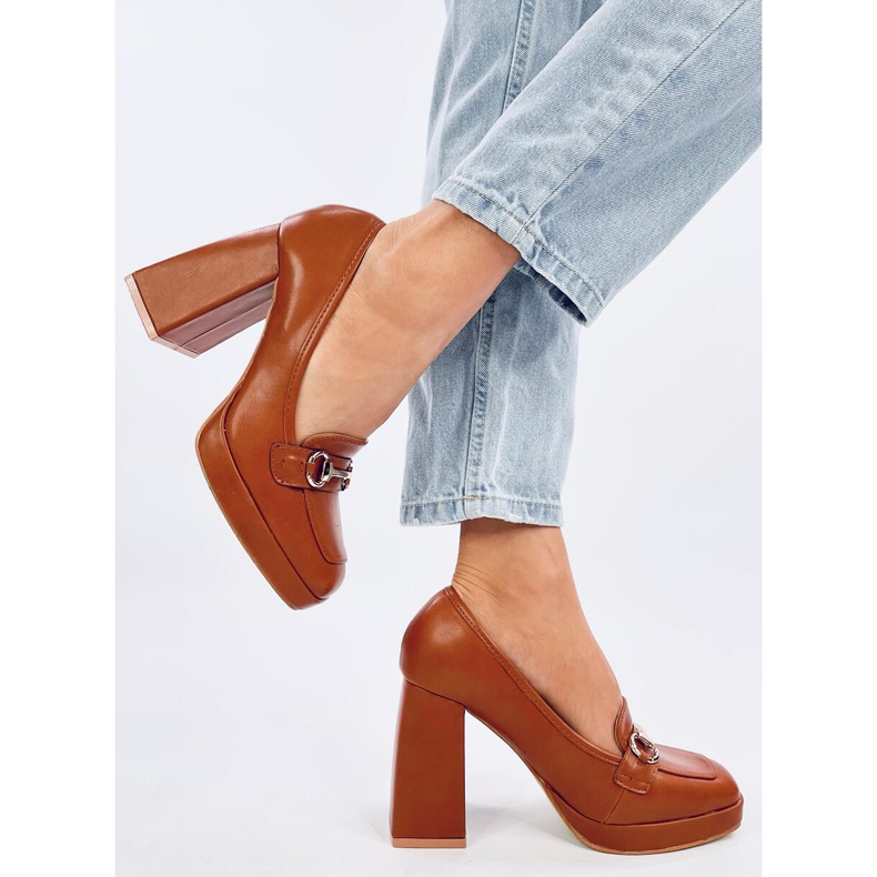 Női magas sarkú cipő barna díszítéssel 2