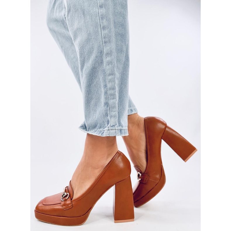 Női magas sarkú cipő barna díszítéssel 1