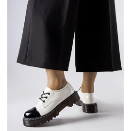 Fehér és fekete lakkcipő 1