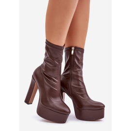 Sötétbarna magas sarkú csizma tűsarkúval és emelvényes 1 Sötétbarna magas sarkú csizma tűsarkúval és emelvényes 1