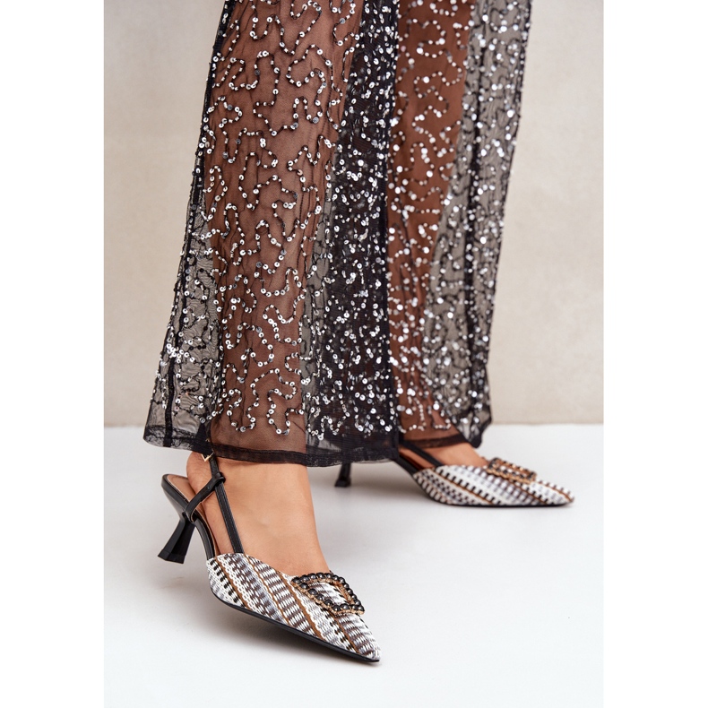 Fekete magassarkú, díszítéssel és nyitott sarokkal 2