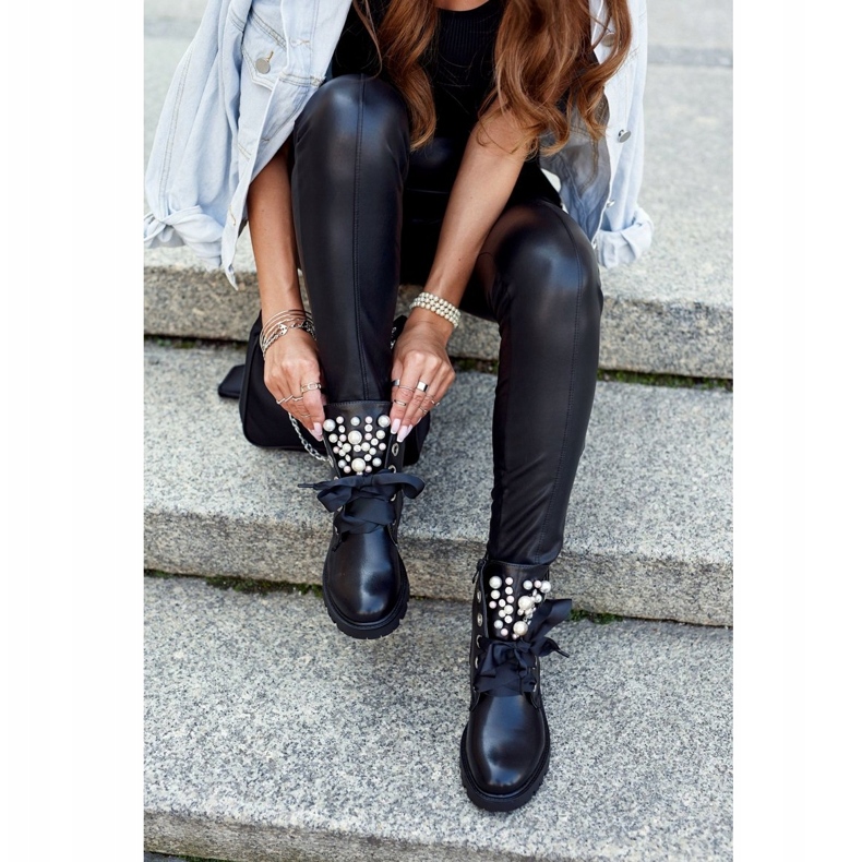 Ideal Női meleg csizma gyöngyökkel és szalaggal fekete 3