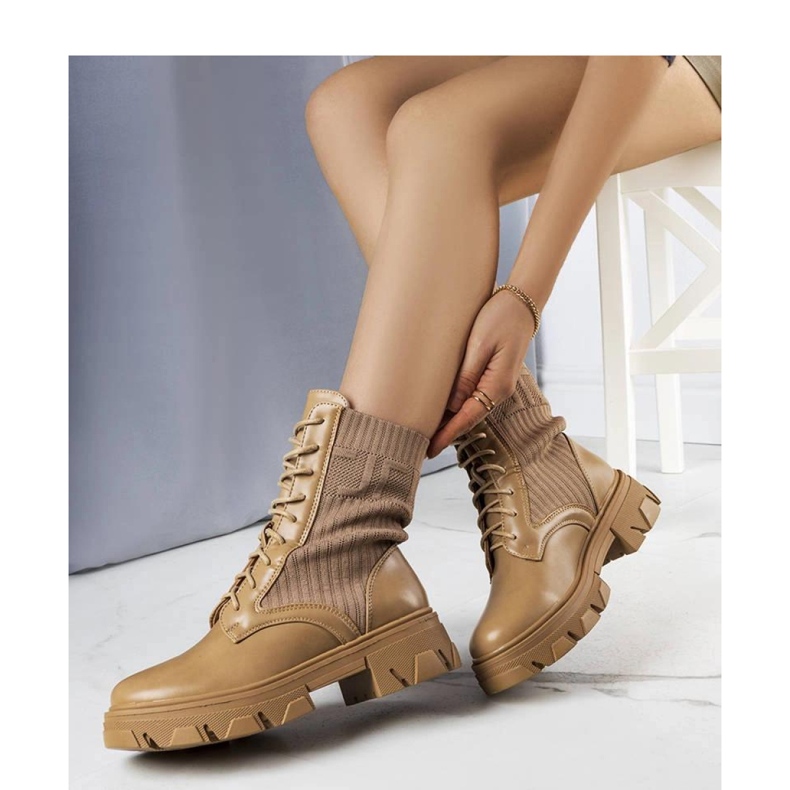 Bézs színű tornacipő rugalmas felsőrésszel 1