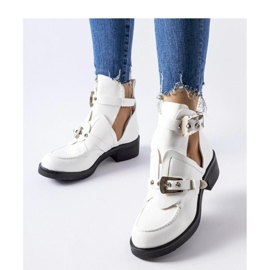 Fehér bokacsizma kivágásokkal 1