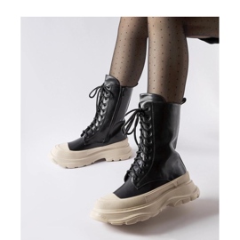 Fekete munkáscipő vastag bézs színű talppal Crosia - Solea 1