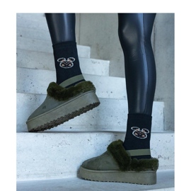 Zöld, szőrmével díszített platformpapucs, a sarkánál gumiszalaggal 1