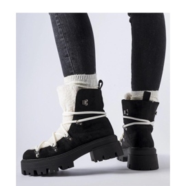 Fekete munkáscsizma dísznyelvvel 1