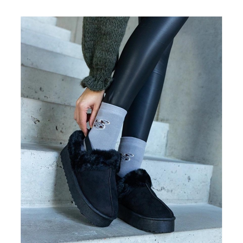 Szőrmével díszített fekete platformpapucs, a saroknál gumiszalaggal 2