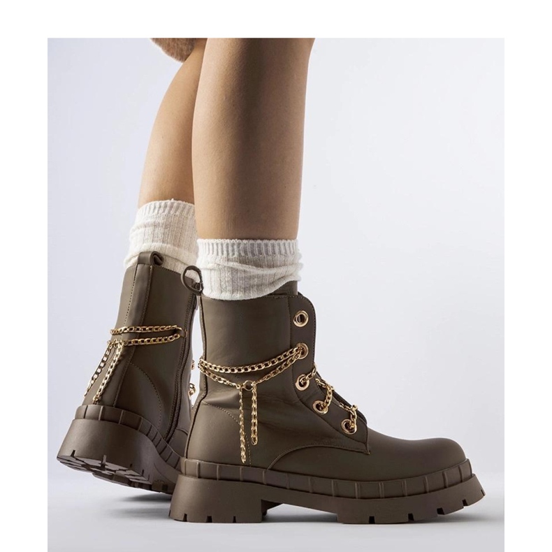 Barna csizma lánccal 2