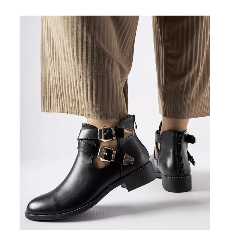 Fekete kivágott bokacsizma csatokkal 1