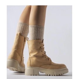 Barna csizma masszív talppal fekete 1 Barna csizma masszív talppal fekete 1