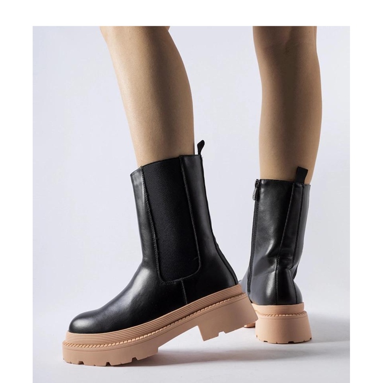 Fekete bokacsizma világos rózsaszín talppal 2