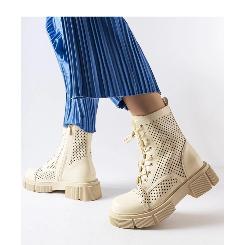 Bézs áttört csizma 1