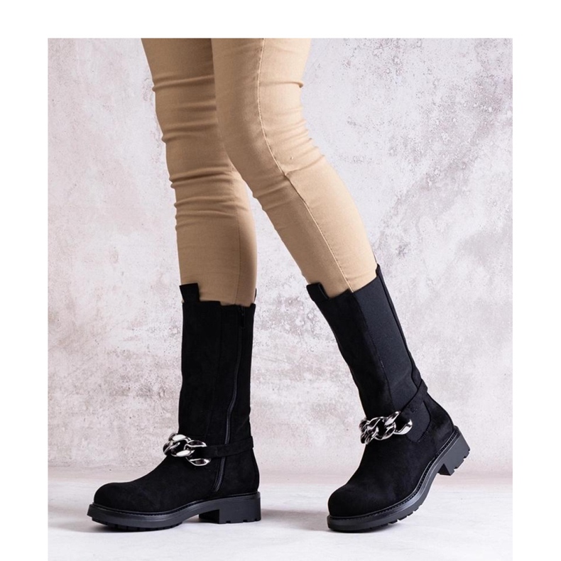 Fekete, lánccal díszített női bokacsizma 1