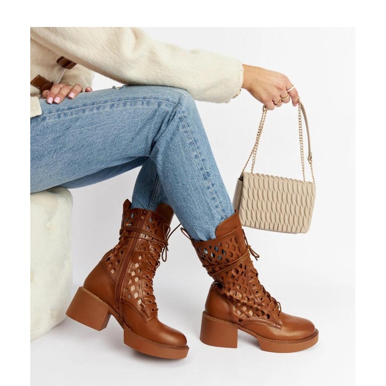 Barna áttört csizma magassarkúval 1