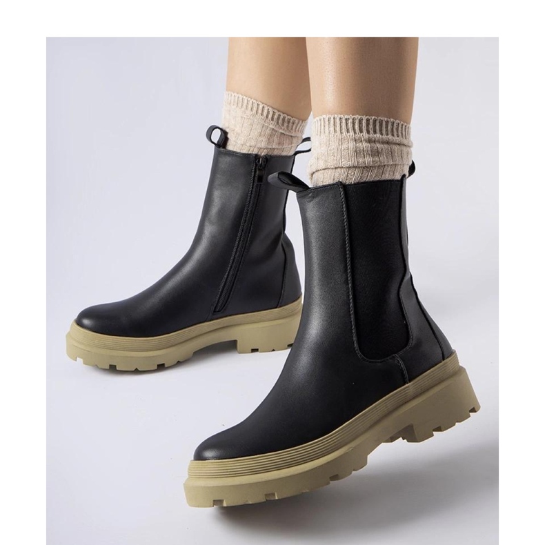 Fekete bokacsizma olívaszínű talppal 1