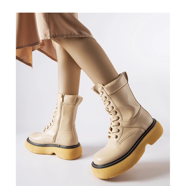 Bézs színű szigetelt peronmunkások 1