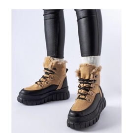 Bézs színű csizma masszív talpon 1