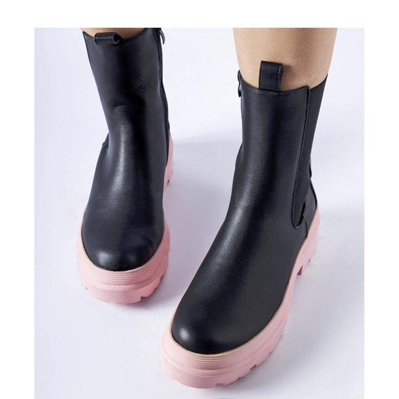 Fekete csizma rózsaszín talppal 2