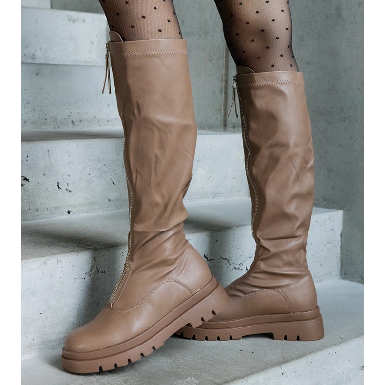 Barna színű ökobőr csizma, lapos sarkú, cipzárral díszítve 1 Barna színű ökobőr csizma, lapos sarkú, cipzárral díszítve 1