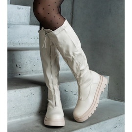 Bézs színű ökobőr csizma, lapos sarkú, cipzárral díszítve 2