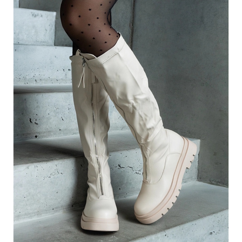 Bézs színű ökobőr csizma, lapos sarkú, cipzárral díszítve 2