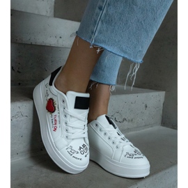 Fehér tornacipő folttal és feliratokkal az emelvényen 1