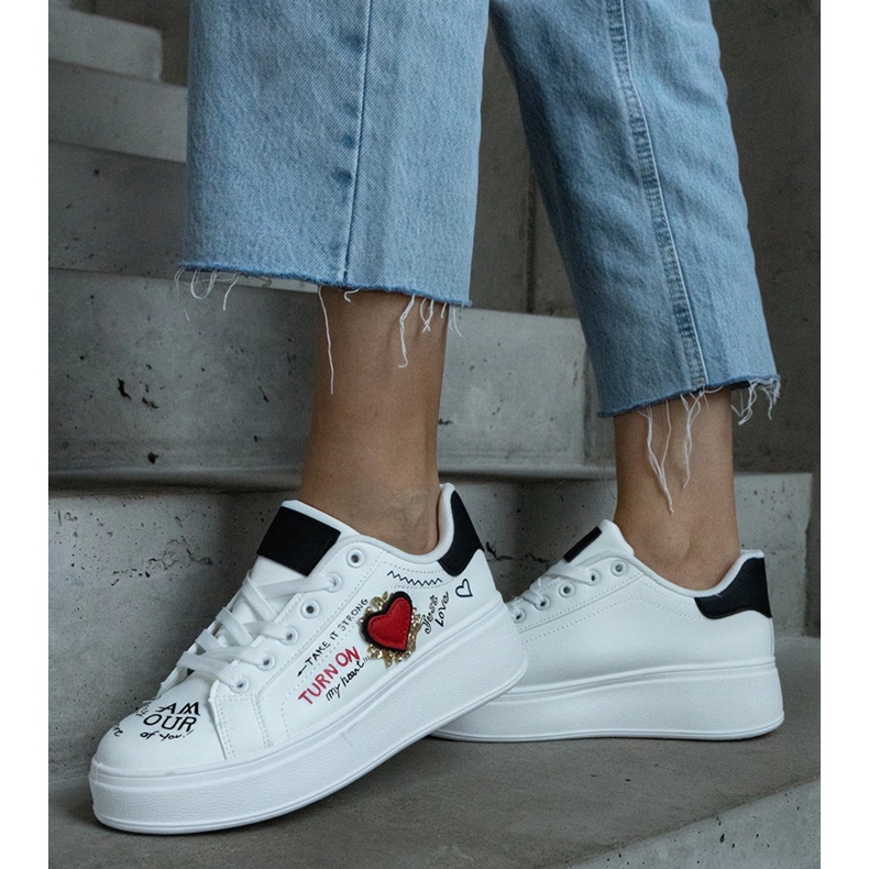 Fehér tornacipő folttal és feliratokkal az emelvényen 2