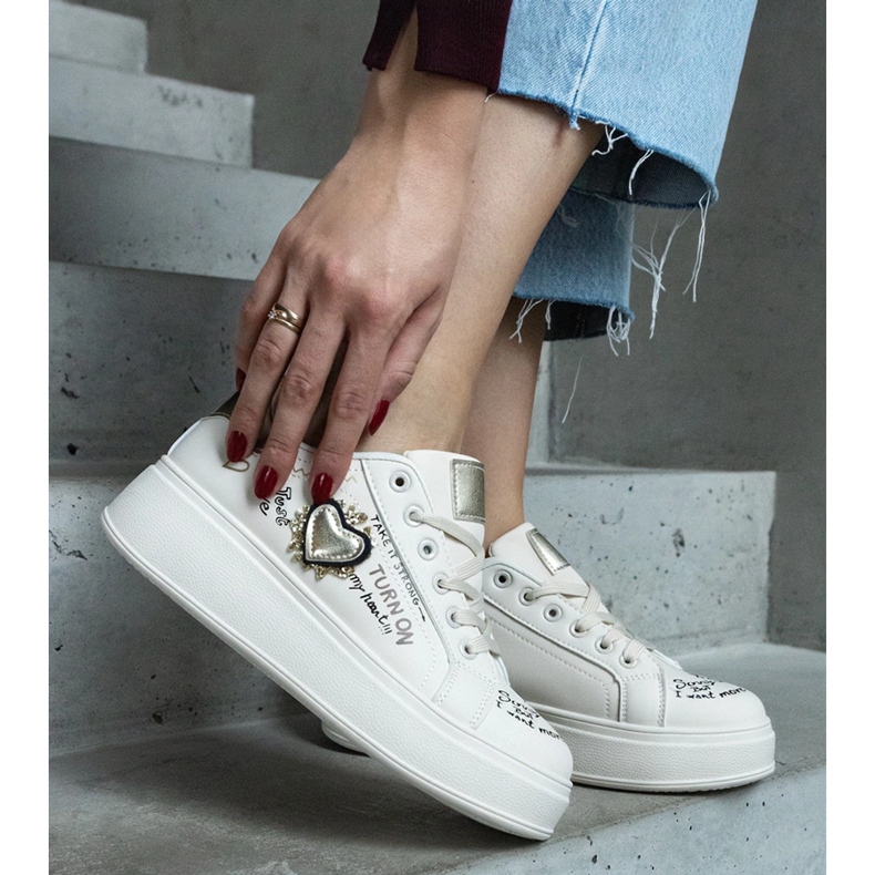 Bézs színű tornacipő folttal és feliratokkal díszítve az Etara platformon 2