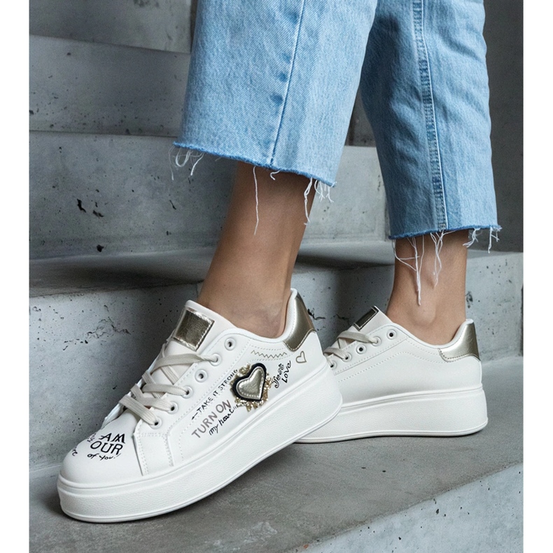 Bézs színű tornacipő folttal és feliratokkal díszítve az Etara platformon 1