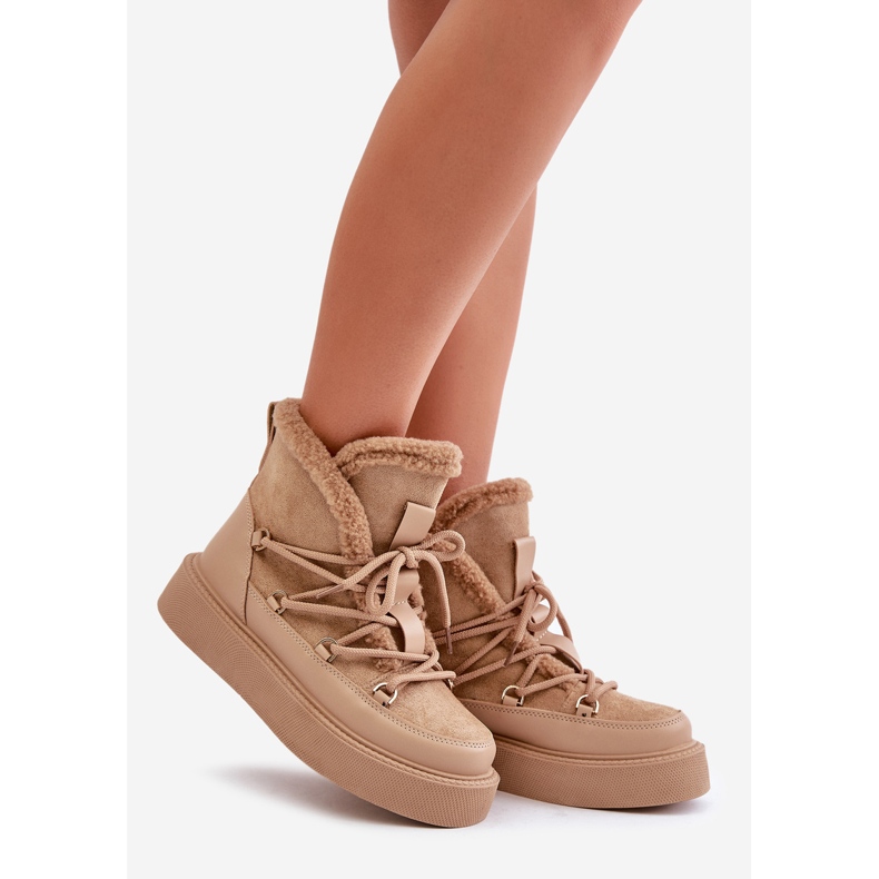 Sötétbézs Tamidra hócsizma az emelvényen 2