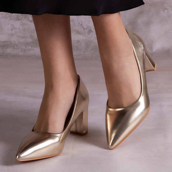 Arany pumpák az oszlopon aranysárga 2