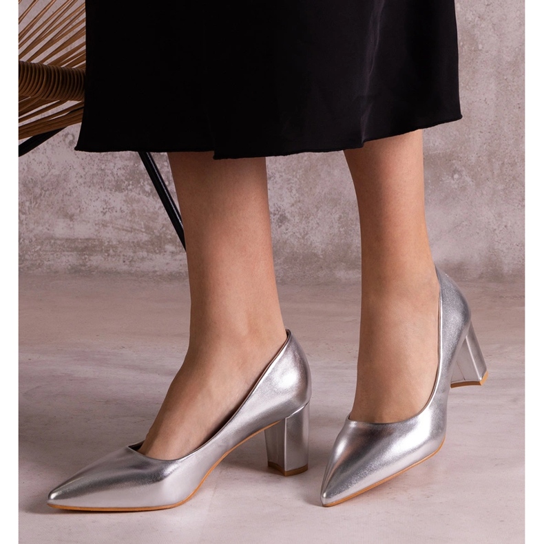 Ezüst fémszivattyúk az oszlopon 2