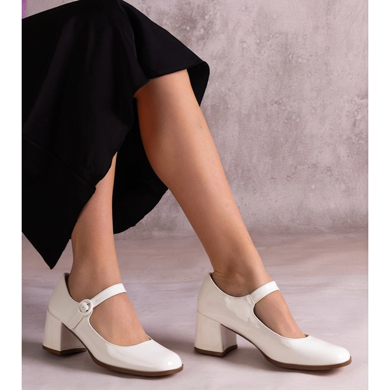 Fehér lakkozott szivattyúk egy csíkkal az oszlopon 1