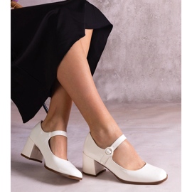 Fehér lakkozott szivattyúk egy csíkkal az oszlopon 2