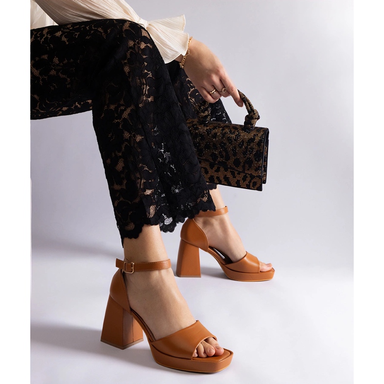 Barna női szandál egy hatalmas sarkon 1